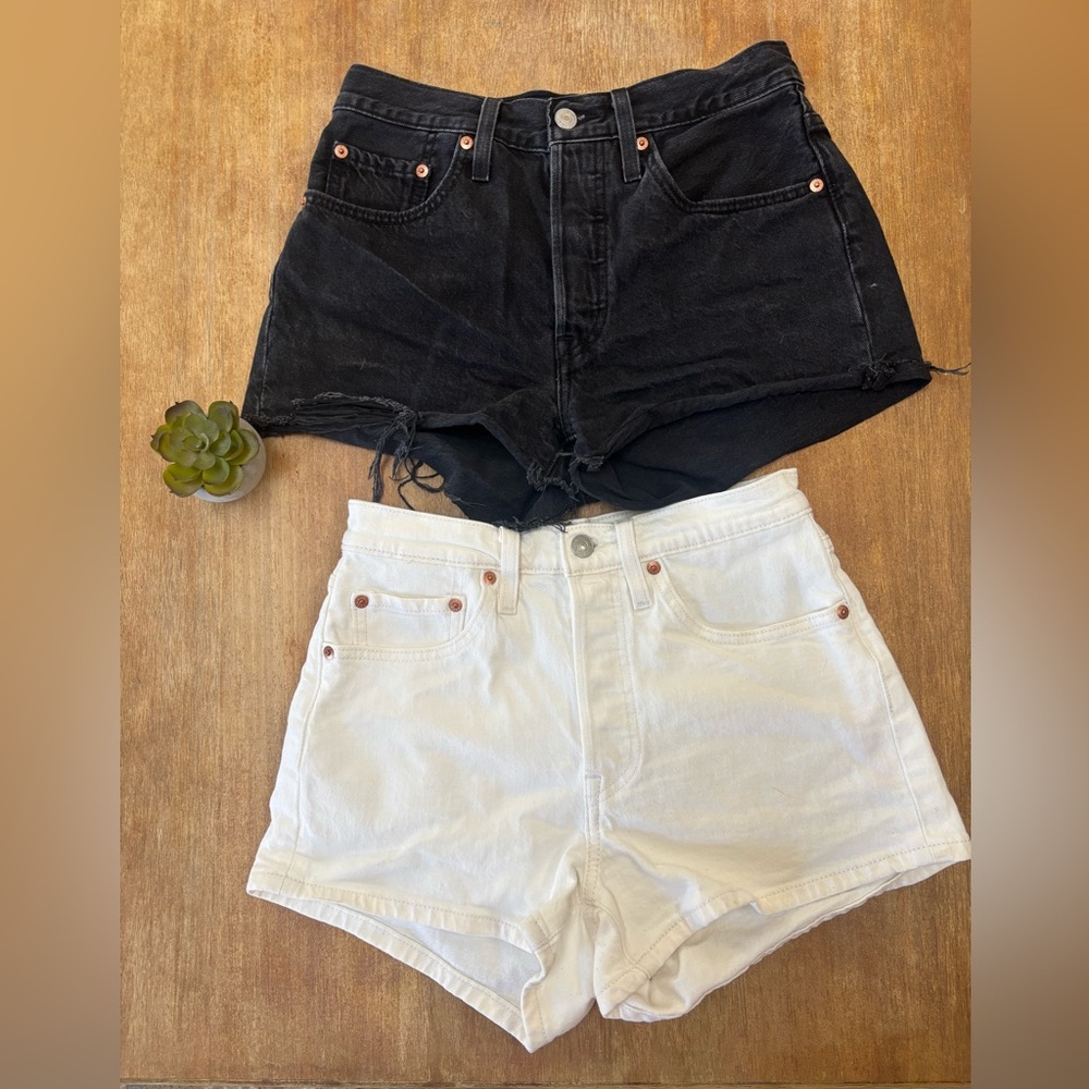 2 pairs of SZ26 high rise Levi Shorts